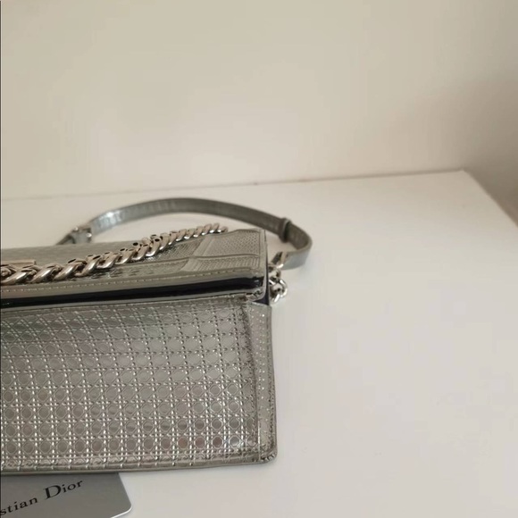 DIOR
Metallic Patent Micro-Cannage Medium silver - Picture 7 of 12